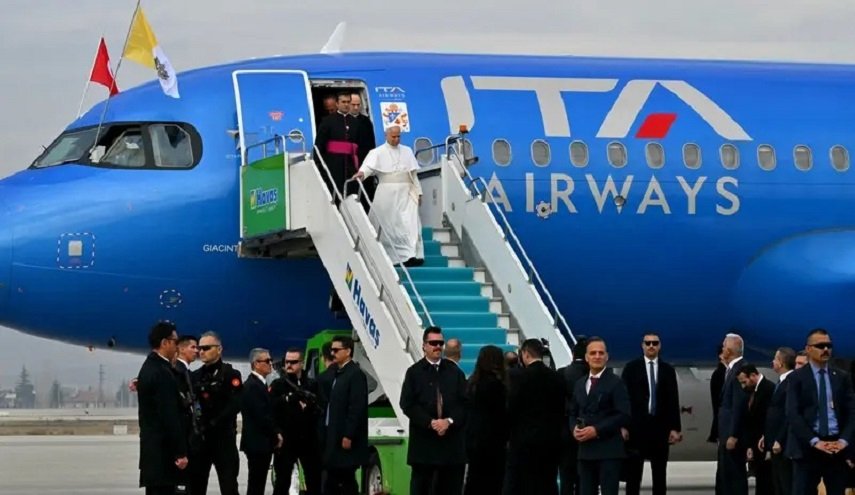بابا الفاتيكان يفتح ملف السلام خلال أول رحلة خارجية