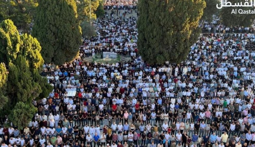 60 ألفًا يؤدون صلاة الجمعة في المسجد الأقصى