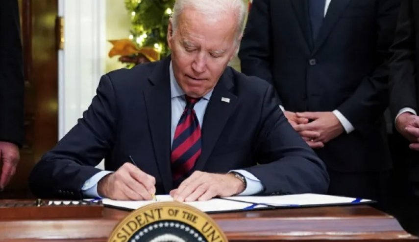 ترامب يعلن إلغاء جميع الأوامر التنفيذية التي وقعها بايدن بـالقلم الآلي
