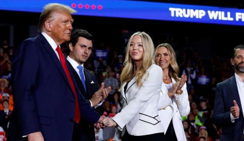 شاهد.. ترامب يحتضن حفيده اللبناني!