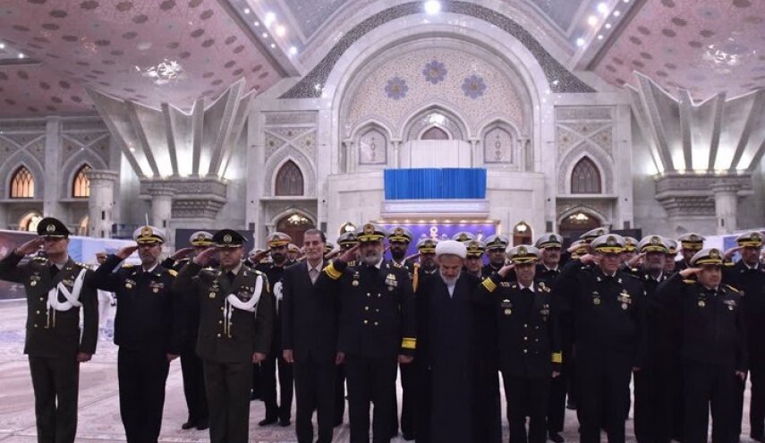 قادة القوات البحرية يجددون العهد والميثاق مع مبادئ الإمام الخميني (رض)