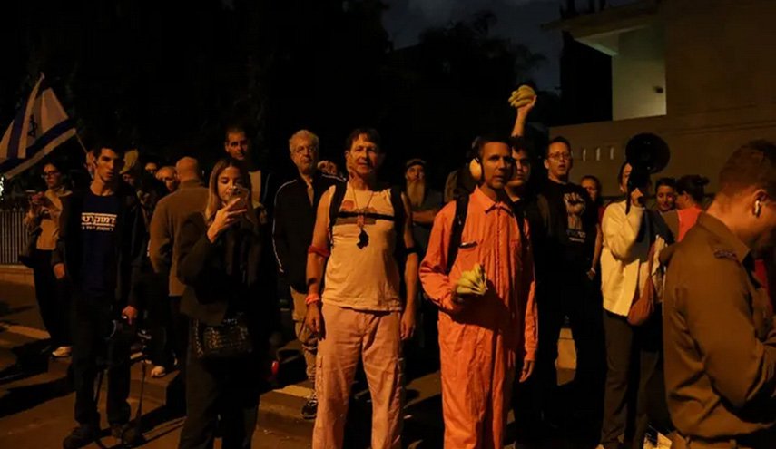 مظاهرات أمام منزل رئيس الكيان الاسرائيلي: لا لبراءة نتنياهو