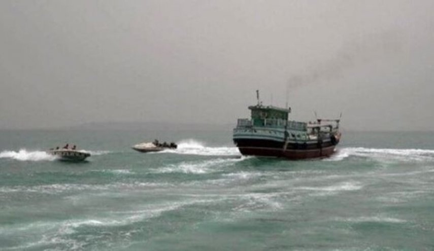 توقیف لنج حامل ۸۰ هزار لیتر سوخت قاچاق در کیش