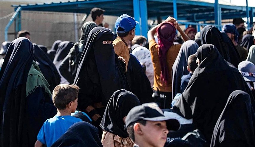 مئات المحتجزين بمخيّم الهول في ريف الحسكة يغادرون إلى العراق