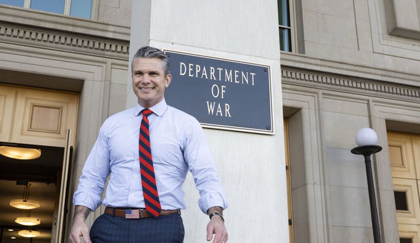 زعيم الديمقراطيين يهاجم وزير الحرب الامريكي: طفولي وغير آمن!