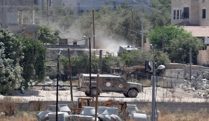 قوات الاحتلال تقتحم الضفة وتعتقل العشرات