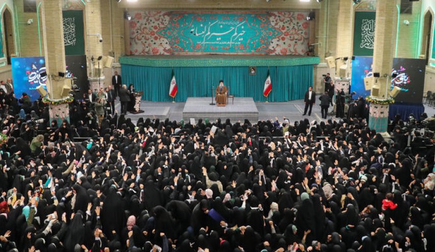 قائد الثورة الإسلامية: المرأة ليست ربة بيت بل رئيسته