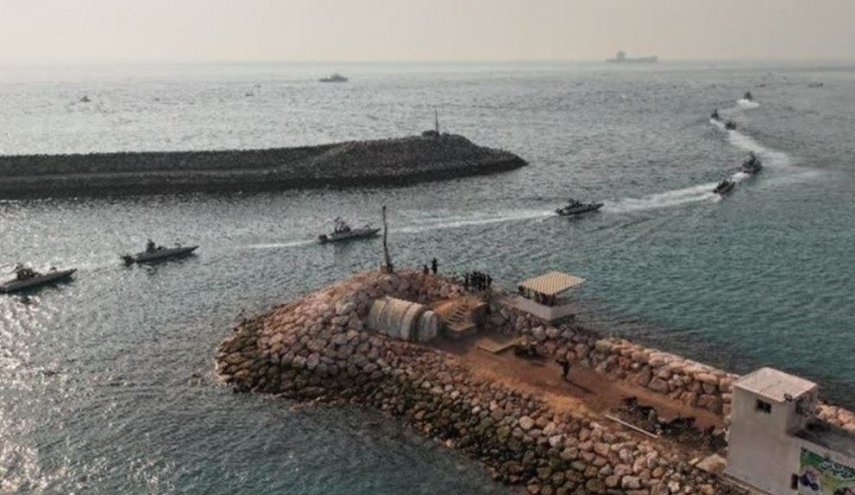 حرس الثورة الاسلامية يحذر السفن الأمريكية خلال مناورات بالخليج الفارسي
