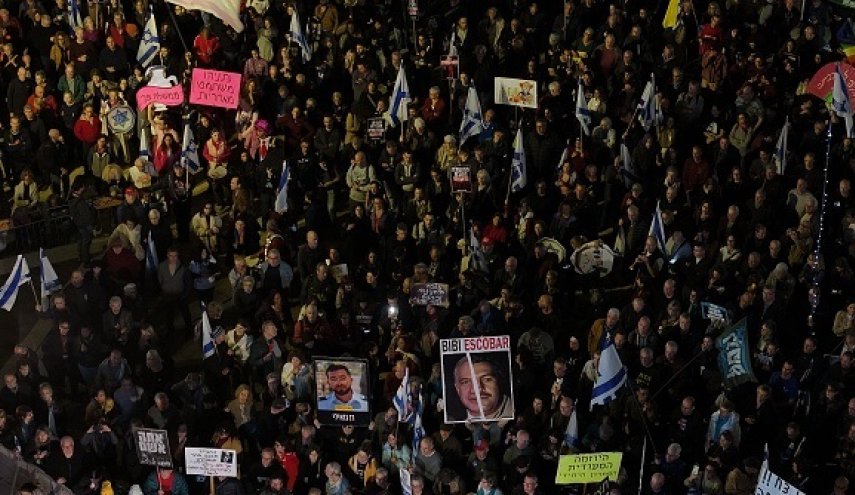 أسرى صهاينة أفرجت حماس عنهم يدعون للجنة تحقيق وتنحي نتنياهو