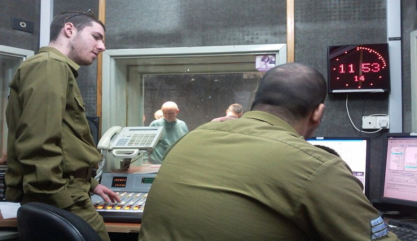 قرار سياسي بغطاء أمني.. كواليس إغلاق إذاعة الجيش الإسرائيلي؟!