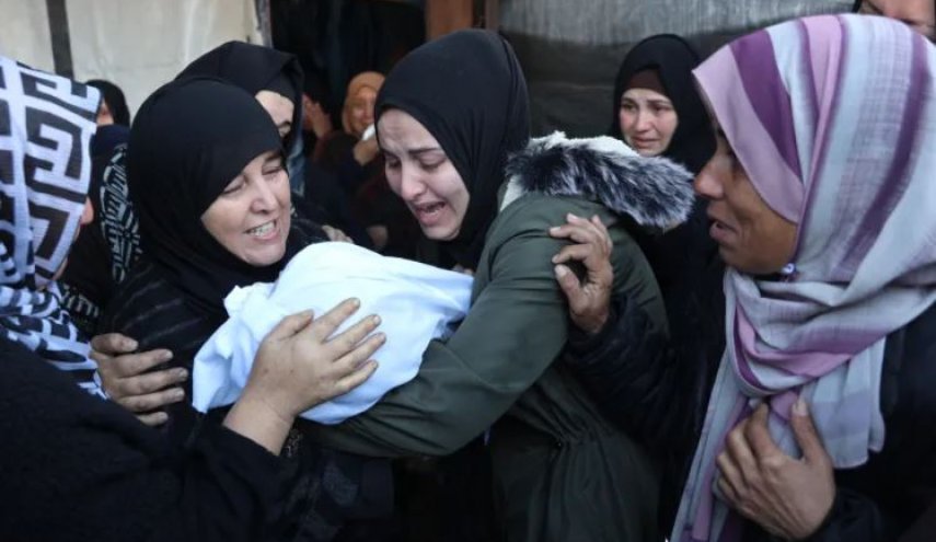 غزة بين نار الخروقات وبرد المخيمات.. رضيع آخر يفارق الحياة 