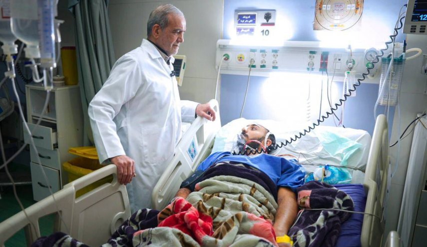 بازدید رئیس‌جمهور از مجروحان جنایات جنگی دشمن در یکی از بیمارستان‌ها