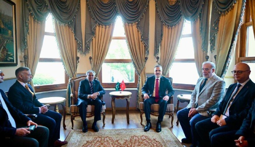 دیدار وزیران خارجه پاکستان و ترکیه در استانبول/ بررسی توسعه همکاری ها و تحولات منطقه