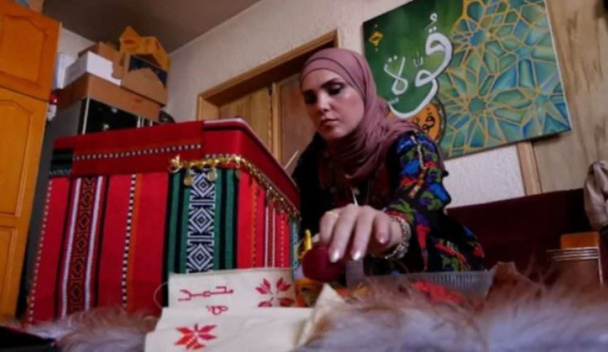 خلاقیت یک زن فلسطینی در غزه؛ از ویرانه‌های جنگ تا ابزارهای زندگی 