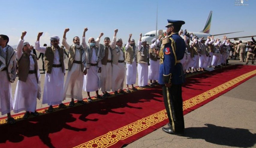 وصول 210 أسرى محررين إلى صنعاء بعد تحريرهم من سجون السعودية