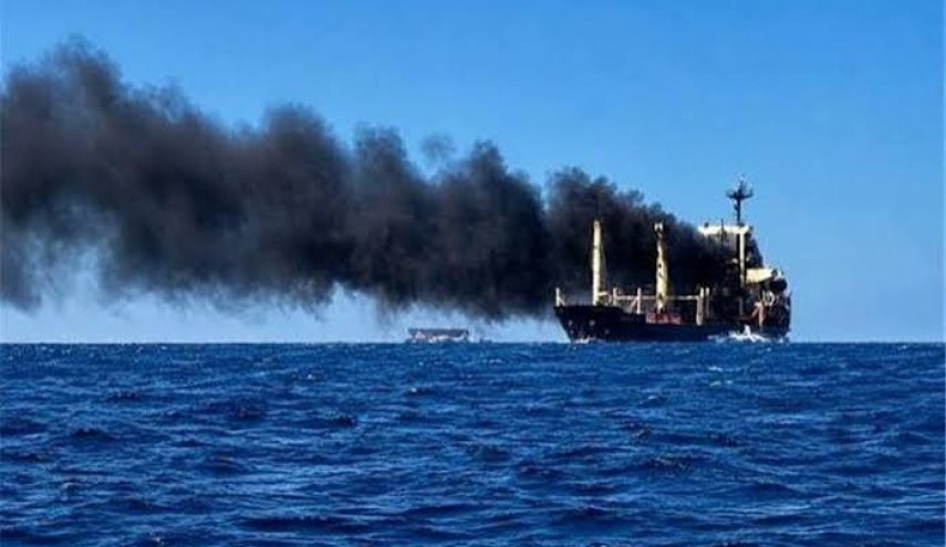 انفجار ناقلة نفط عملاقة إثر اصطدامها بلغم بحري في مضيق هرمز

