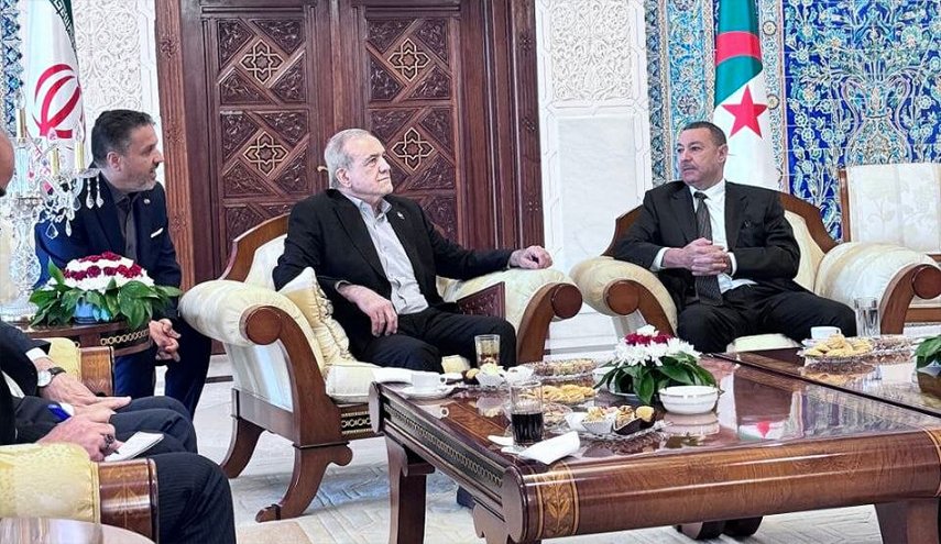 توقف قصير للرئيس بزشكيان في مطار الجزائر في طريقه الى نيويورك