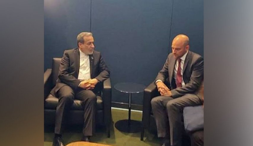 وزير الخارجية الإيراني لنظيره الفرنسي: ندافع بحزم عن مصالح ايران 