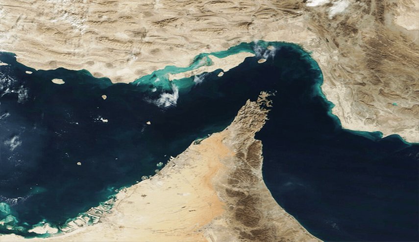 احتراق ناقلة نفط حاولت عبور مضيق هرمز عبر مسار غير مصرح به