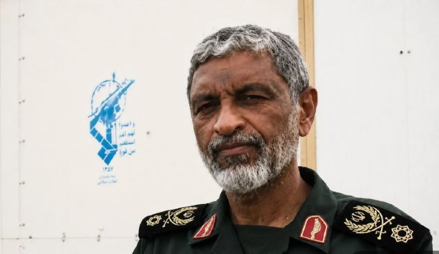 الأدميرال عظمائي: ننتظر اقتراب السفن الحربية الأمريكية من مضيق هرمز لإغراقها
