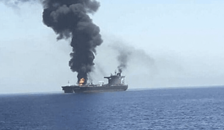 انفجار هائل في ناقلة نفط عملاقة بعد اصطدامها بلغم بحري في مضيق هرمز
