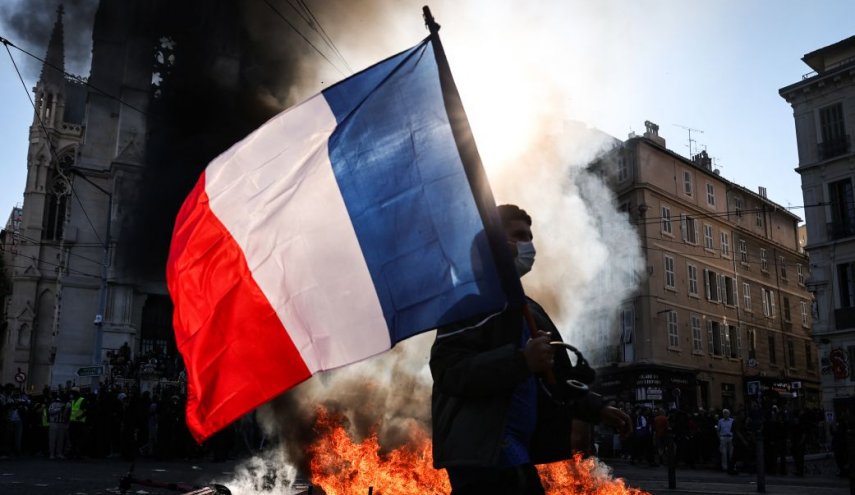اتساع رقعة الاحتجاجات في فرنسا من المدارس إلى متحف اللوفر 