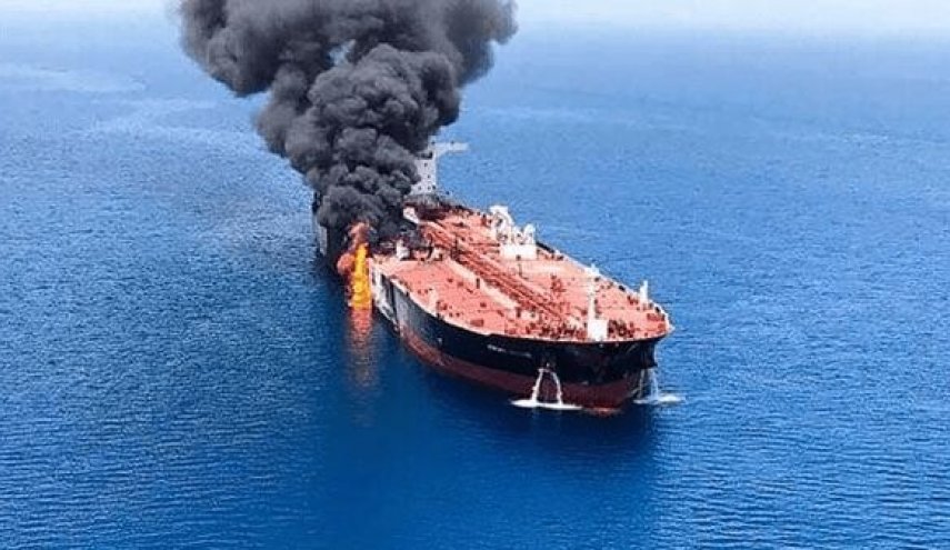 انفجار ناقلة نفط عملاقة مخالفة في جنوب مضيق هرمز 