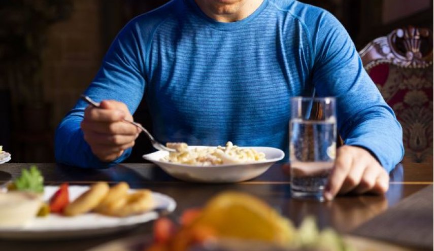 شرب الماء أثناء الطعام.. هل يضعف الهضم؟