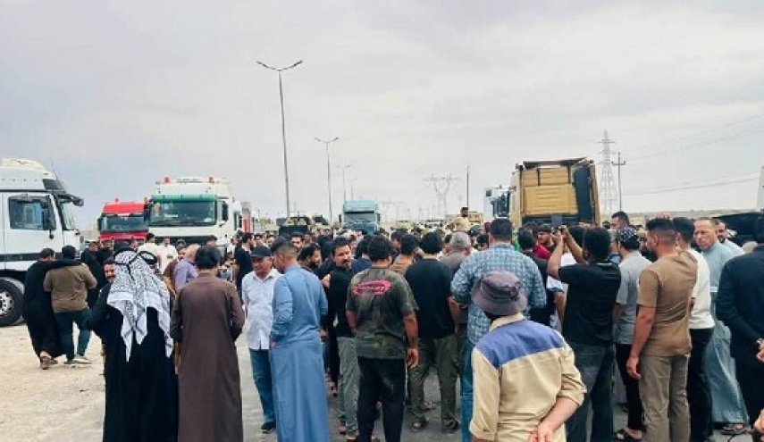 تجمع رانندگان کامیون و تاکسی عراقی در اعتراض به تداوم بسته ماندن گذرگاه مرزی «الشیب»