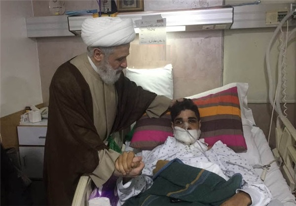 عیادت شیخ نعیم قاسم از یکی از جوانان مجروح در بیمارستان