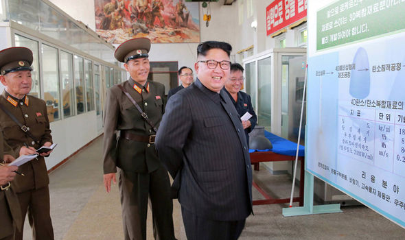 رهبر کره شمالی هنگام بازدید از انستیتوی مواد شیمیائی