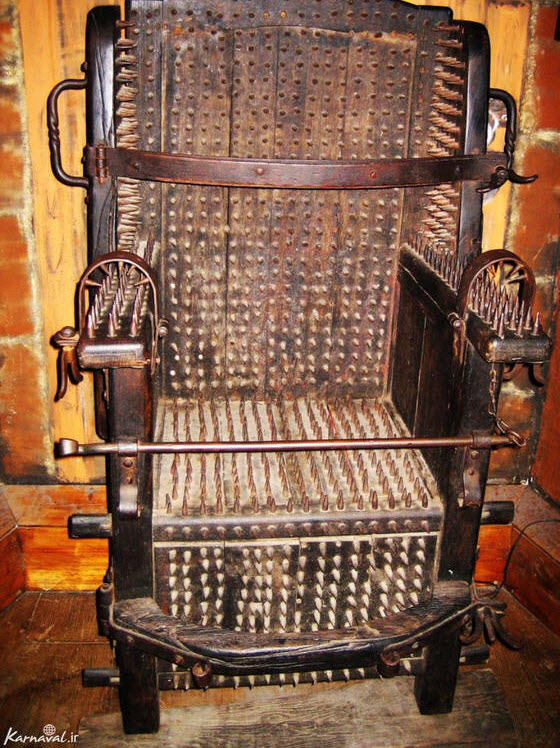  صندلی شکنجه/ این وسیله از معروف ترین ابزارهای موجود در این موزه است. یک صندلی پر از میخ های سرتیز که مجرم را روی آن می نشاندند و دست و پایش را محکم می بستند تا میخ ها در تمام بدنش فرو رود. این ابزار باعث مرگ فرد نمی شد اما بسیار دردآور بود و باعث خونریزی وحشتناکی در بدنش می شد.