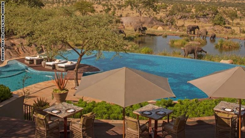 فندق فور سيزونز في منتزه سيرينغيتي الوطني في تنزانيا: وتُعتبر تجربة السباحة بالقرب من الفيلة، بمثابة فرصة ثمينة لا تتكرر مرتين في العمر