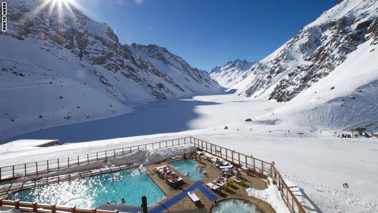 فندق سكي بورتيلو، في تشيلي: سلسلة جبال الأنديز في أمريكا الجنوبية تعطي بركة المياه الساخنة هذه سحراً مميزاً