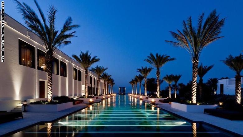 فندق ذا تشيدي مسقط، عمان: ويتضمن الفندق بركة سباحة لا متناهية تمتد على مسافة مائة وثلاثة أمتار.