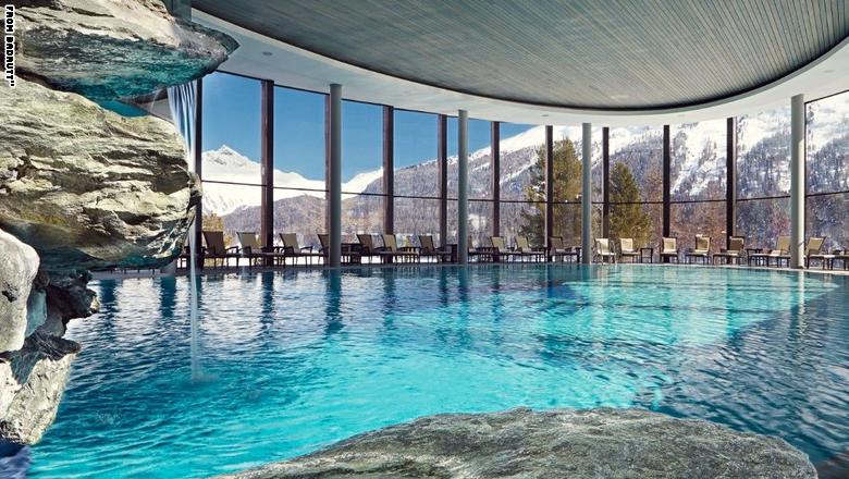 فندق قصر بادروت، في سويسرا: يقع هذا المسبح الداخلي بشكله البيضاوي في فندق "قصر باردوت" في جبال الألب السويسرية، ويضم الكثير من العلاجات الصحية