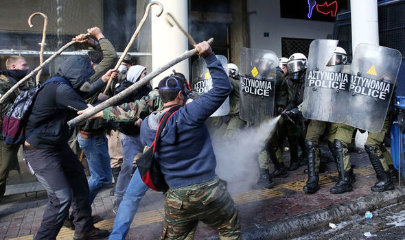 المحتجون علی السياسة الإقتصادية للحکومة اليونانية