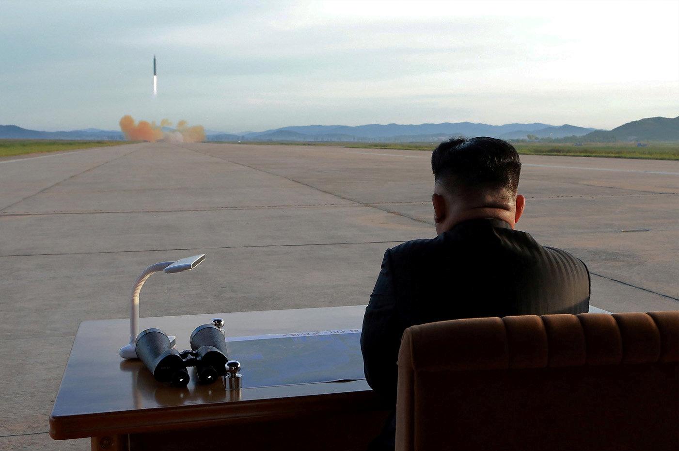 رهبر کره شمالی هنگام شلیک موشک هواسونگ - 12