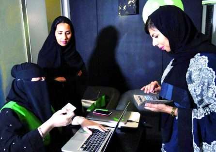بالصور... أول سعوديات يحصلن على وظائف كسائقات