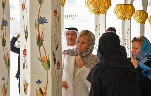پوشش همسر رئیس‌جمهور فرانسه در بازدید از مسجد شیخ زاید