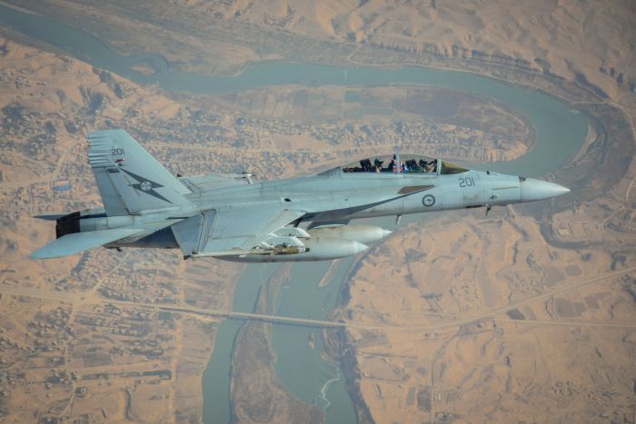 پرواز هواپیمای سوپر هورنت استرالیا بر فراز شهر راوه عراق