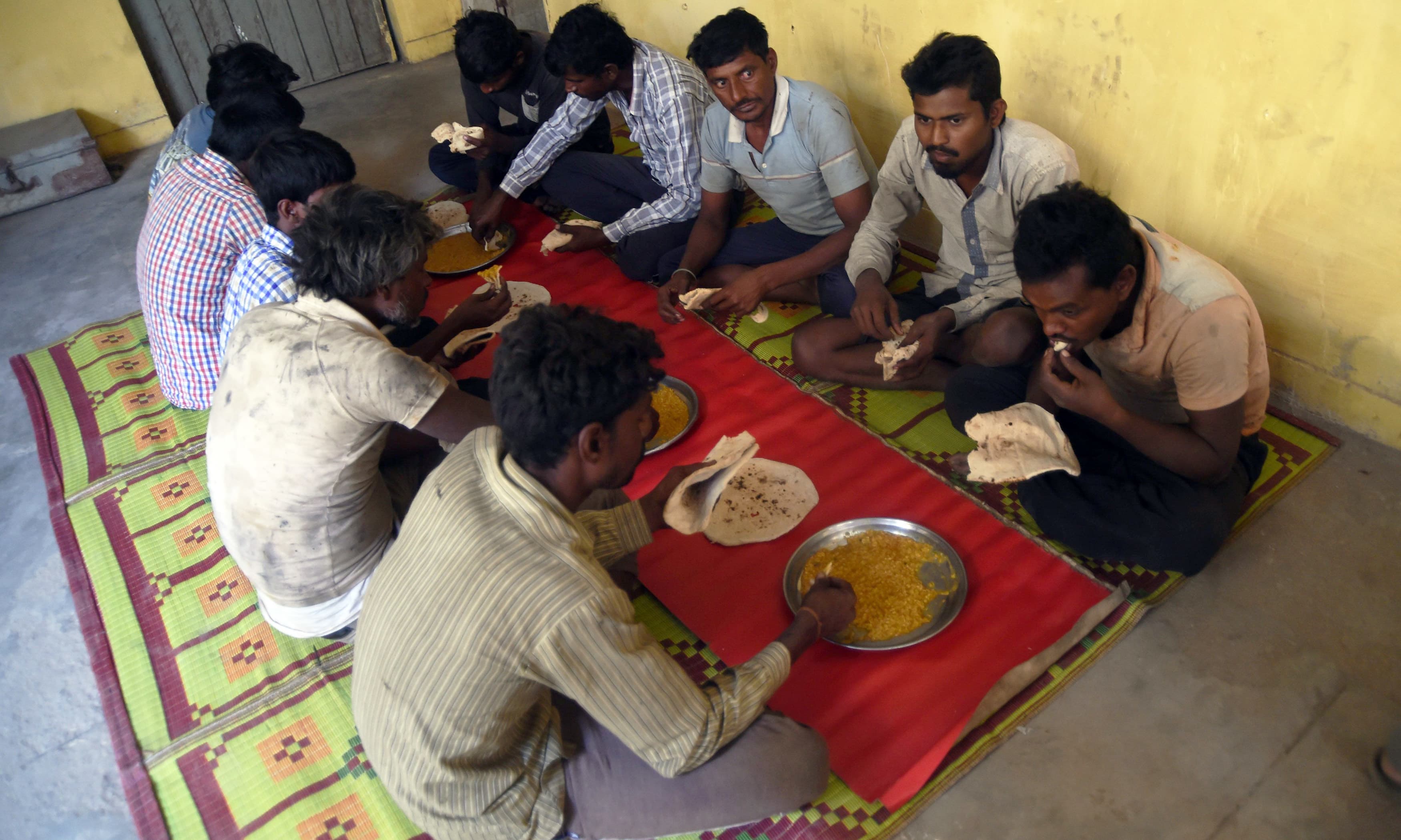 ماهیگیران هندی هنگام خوردن غذا در یک مرکز پلیس در شهر کراچی پاکستان