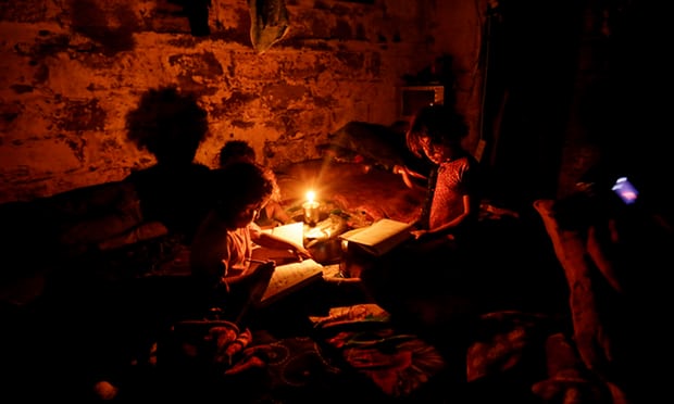 أطفال غزة يكتبون واجباتهم المدرسية في الظلام