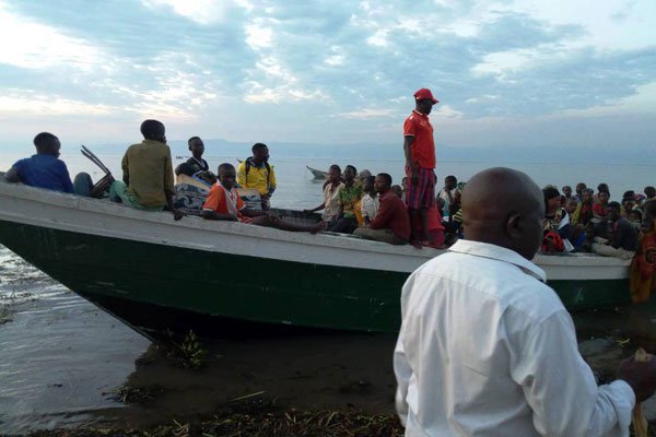الكونغوليون يهربون بالزورق إلی أوغندا