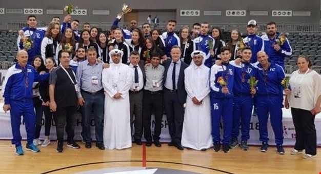 قطريون في صورة تذكارية مع الفريق الإسرائيلي