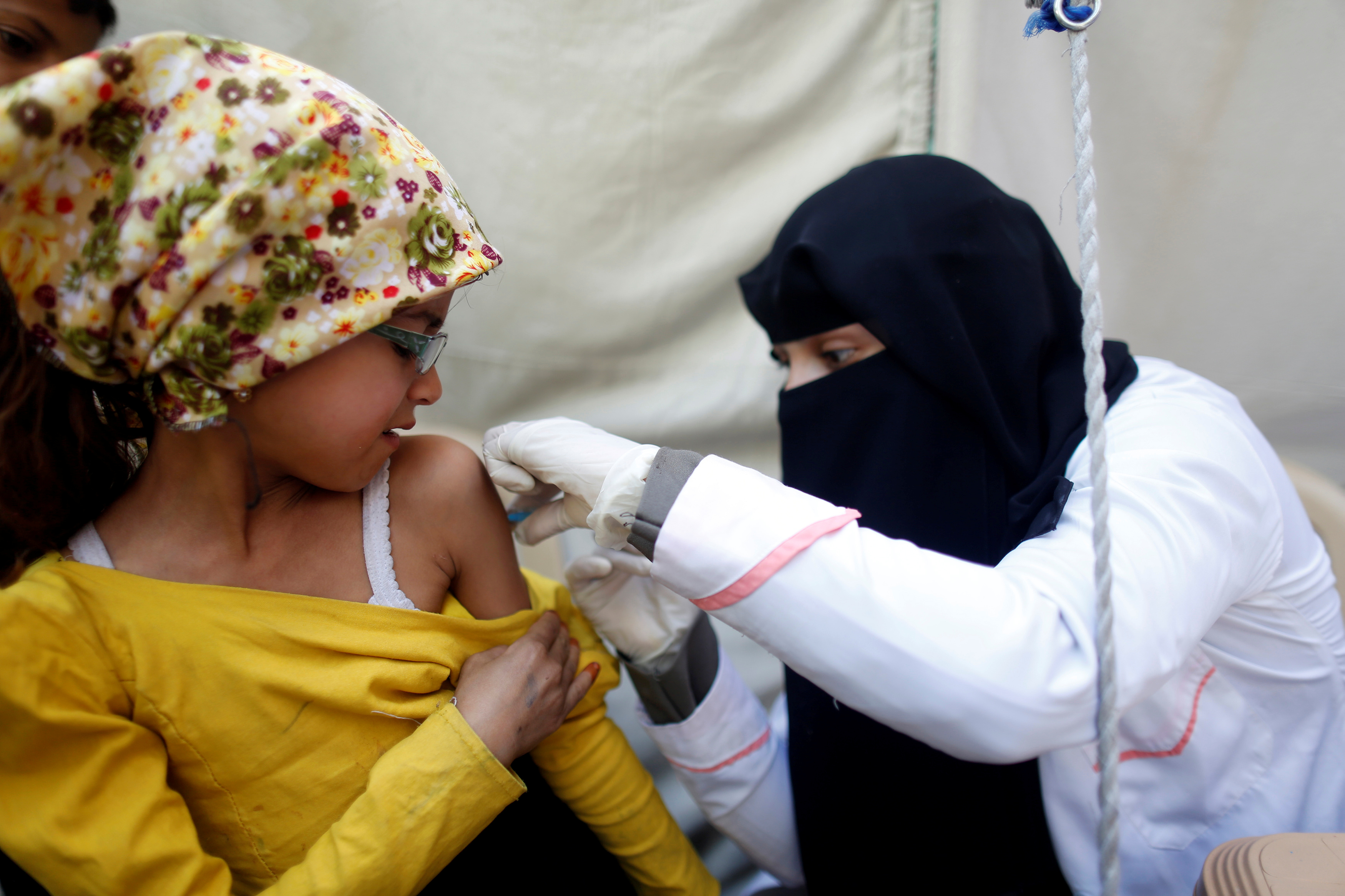 بالصور..تطعيم أكثر من مليوني طفل ضد الدفتيريا باليمن