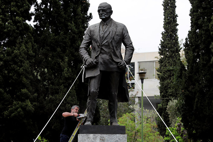 متظاهرون يونانيون يحاولون اسقاط تمثال للرئيس الأمريكي الأسبق ترومان
