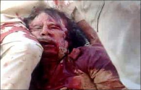مقتل القذافي متاثراً بجراحه الخطيرة