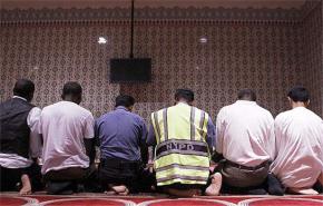 شركة أميركية تقيل 26 مسلماً لأدائهم الصلاة