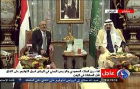 صالح يوقع اتفاق نقل السلطة والمحتجون يرفضونه